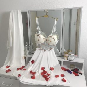 Ensemble nuisette & kimono – Blanc pur avec dentelle et fleurs violettes