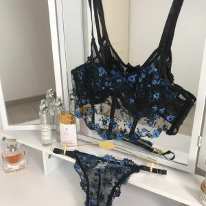 Ensemble corset & culotte – Dentelle noire aux roses bleues mystérieuses