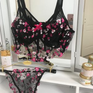 Ensemble corset & culotte – Dentelle noire aux roses roses délicates
