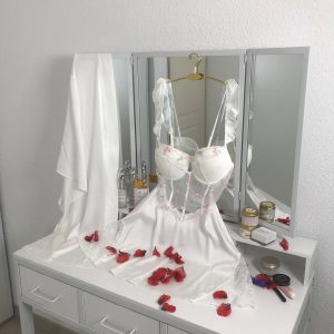 Ensemble nuisette & kimono – Blanc pur avec dentelle et fleurs roses