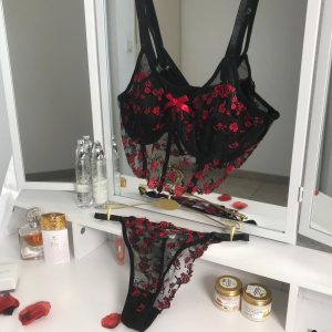 Ensemble lingerie – Soutien-gorge corset & culotte dentelle noire aux roses rouges
