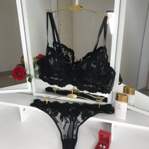 Ensemble Noir en Dentelle — Soutien-Gorge & Tanga