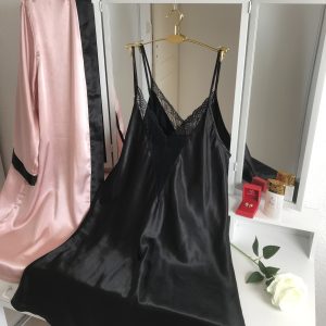 Ensemble Nuisette Noire & Kimono Rose en satin
